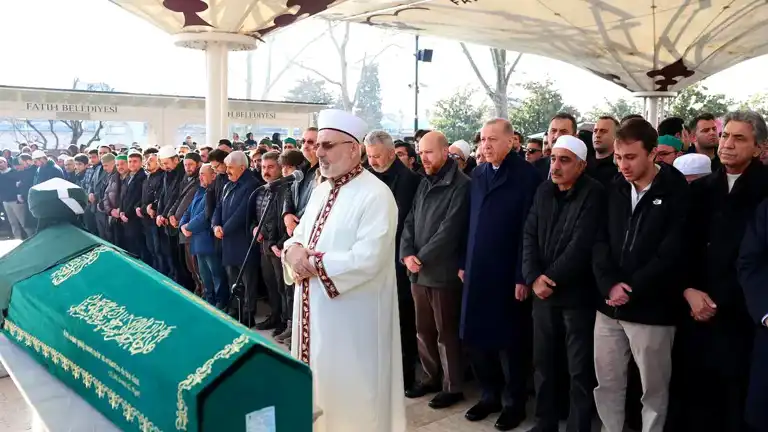 Erdoğan, Emekli İmam Hatip Yağcıoğlu'nun Cenazesinde Erdoğan, Emekli İmam Hatip Yağcıoğlu'nun Cenazesinde