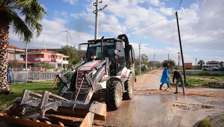 Ege'de Sağanak Yaşamı Felç Etti Ege'de Sağanak Yaşamı Felç Etti